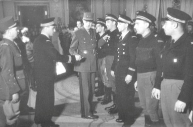 Генерал де Голь вручает награды летчикам части Нормандия Декабрь 1944 г..jpg